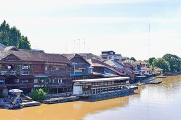 Obraz premium Ancient Wooden Houses at Sam Chuk Market in Suphanburi Province, Thailand