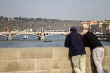 Fototapeta na wymiar Flanierende Touristen auf der Karlsbrücke in Prag