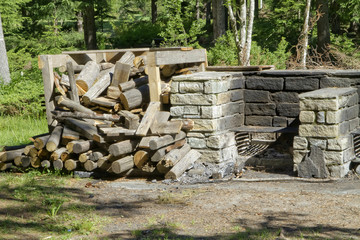 Postazione da barbecue con griglia e legna