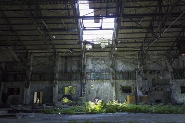 Wandcirkels aluminium Ruïnes van gebouwen, verlaten fabriek © yosuke14