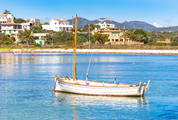 Naklejka na ściany i meble Fischer Dorf Meer Boot Küste Portopetro Insel Mallorca, Spanien Mittelmeer Küste
