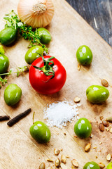 oliven mit tomate und zwiebel