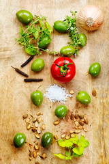 oliven mit tomate und zwiebel