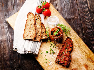 tomaten pesto mit brot
