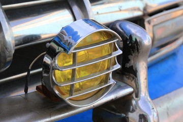 Lampe eines Oldtimers auf Kuba