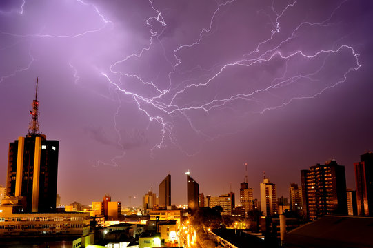Paisagem noturna da cidade com raios no c&eacute;u de tempestade