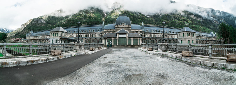 Estaci&oacute;n de tren Canfranc Panor&aacute;mica frontal