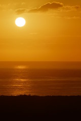 Nascer do sol com brilho no mar