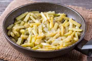 Cooking green beans with onions at home