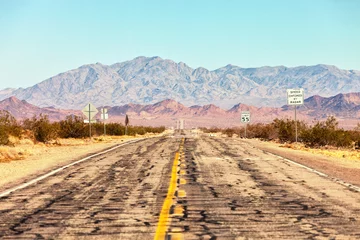 Gordijnen Route 66 door de Mojave-woestijn (nabij Amboy), Californië, Verenigde Staten. © Antonel