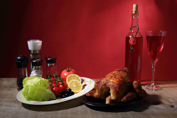 Kurczak z grila z warzywami i czerwonym winem. - obrazy, fototapety, plakaty