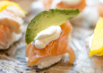 sushi niguiri de salmon, mango y palta