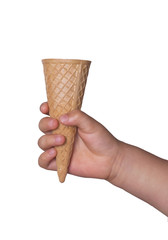 mano de un niño que sujeta el cono para el helado