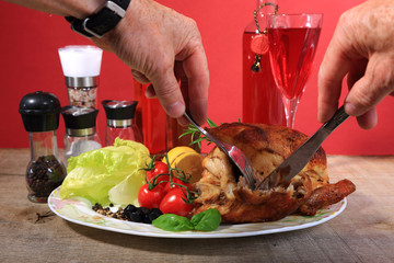 Jedzenie kurczaka z grilla z pomidorami, sałatą i winem. - obrazy, fototapety, plakaty