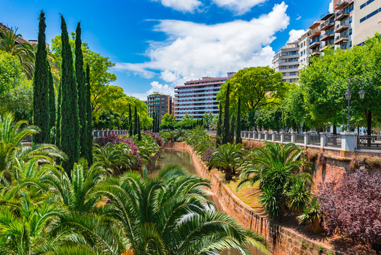 Spanien, Stadt Palma de Mallorca, Stadtansicht mit Wasser Kanal Strom und Park im Stadtzentrum