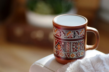 tasse ethnique de boisson chaude