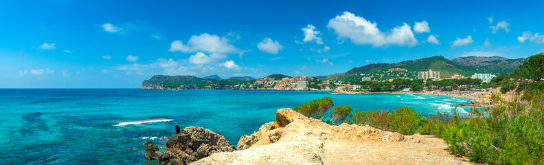 Fototapeta na wymiar Mallorca Küste von Paguera, malerische Strand Landschaft Panorama Ansicht, Mittelmeer Balearen Spanien