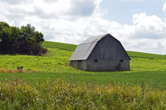 Rural landscape photo of an old barn in the countryside