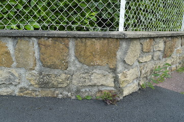 mur en pierres à l' angle de rue 