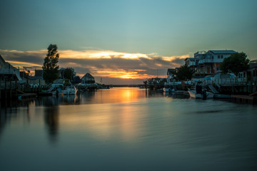 Naklejka premium sunset by the waterfront