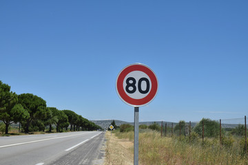 Panneau routier vitesse limitée à 80 kmh