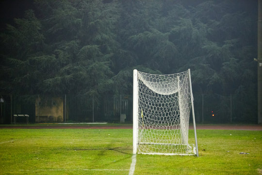 Porta di calcio a undici in un campo sito nel bosco