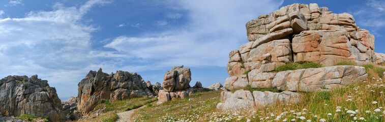 Magnifique paysage de la c&ocirc;te bretonne &agrave; Plougrescant en c&ocirc;tes d'armor