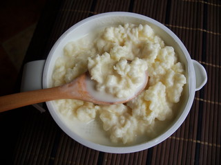 El kéfir de leche es una bebida láctea probiótica. 