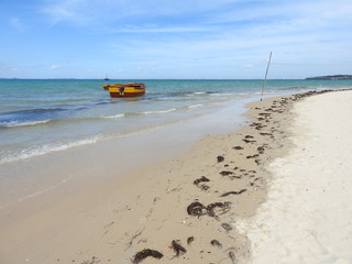 Barco em praia paradisíaca na Bahia