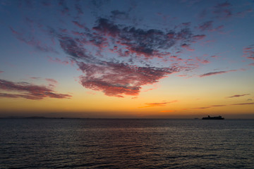 Obraz premium 夜明け前の海と雲と