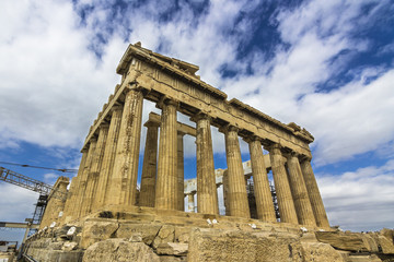 Obraz premium Inside the old Acropolis, dedicated to the goddess Athena, the Parthenon is one of the most symbolic Doric style temples that remains standing in Greece