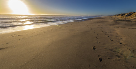 The sunset is coming and the last rays from the sun iluminate the horizon at 