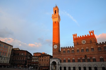 Obraz premium Sunset view of Piazza del Campo Square and Palazzo Pubblico City Hall in Siena, Tuscany, Italy