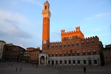 Fototapeta premium Sunset view of Piazza del Campo Square and Palazzo Pubblico City Hall in Siena, Tuscany, Italy