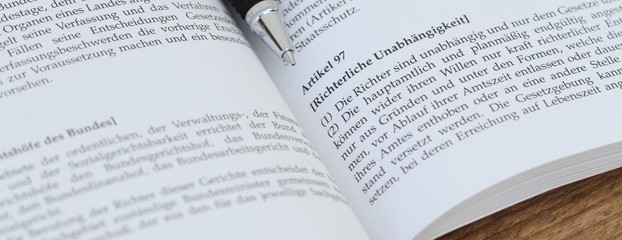 Gesetzbuch mit einem Stift 3