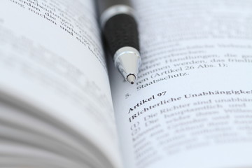 Gesetzbuch mit einem Stift 1