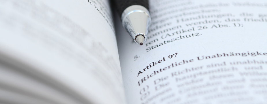 Gesetzbuch mit einem Stift
