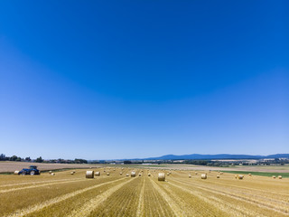 Fototapeta na wymiar Luftaufnahme, abgemähtes Getreidefeld mit Strohballen, Region Wöllstadt, Wetterau, Hessen, Deutschland