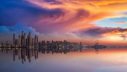 Wunderschöner Sonnenuntergang über das Zentrum Dubais. Fotografiert von 