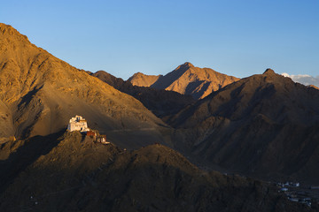 Naklejka premium Brown hills in Leh city, India. Mountains and clear blue sky at twilight.