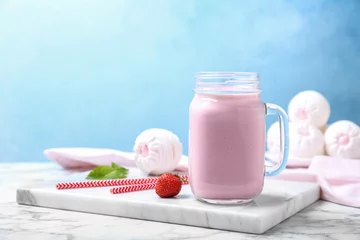 Foto auf Acrylglas Milchshake Mason jar with delicious milk shake on table