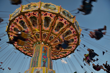 Fahrgeschäft auf einem Volksfest 