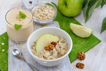 Oatmeal with apples and walnuts