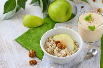 Oatmeal with apples and walnuts