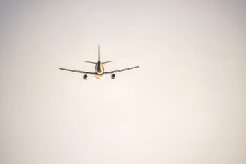 夕空を滑空する旅客機