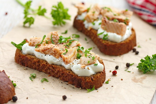 Sandwich with smoked salmon, cream cheese, spices and greens