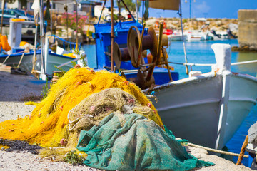 Żółte sieci rybackie na nabrzeżu portu. - obrazy, fototapety, plakaty