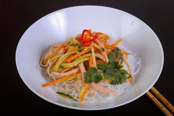 Salad vith noodle and vegetables