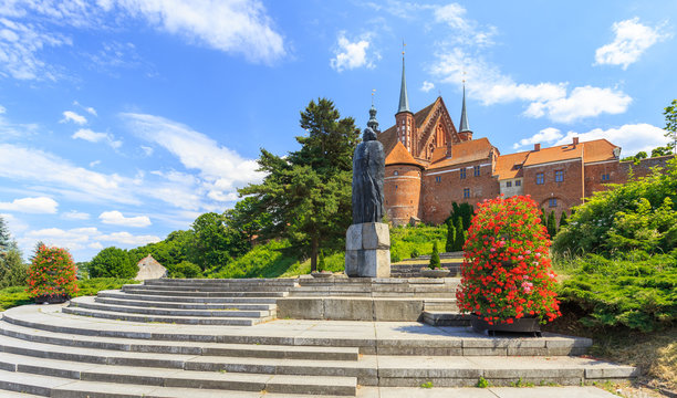 Fototapeta Frombork,polish Pomerania. Cathedral Hill, with statue of Nicolaus Copernicus.