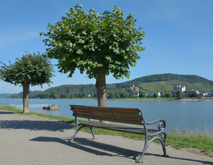 auf der Rheinpromenade im Kurort Bad Breisig mit Blick über den Rhein nach Bad...